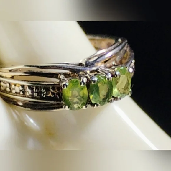 NWT- NATURAL GREEN TANZANITE *THREE* STONE, STERLING RING. SIZE 5 - Picture 1 of 9